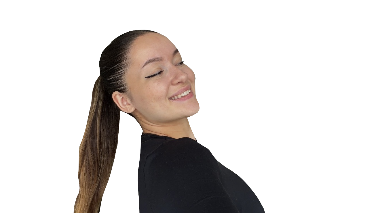Samantha, UGC tvůrkyně, usmívá se v černém tričku